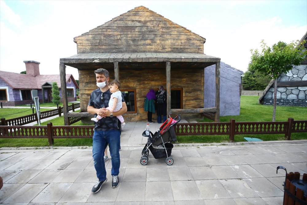 Küçüklere ve Büyüklere Hitap Ediyor