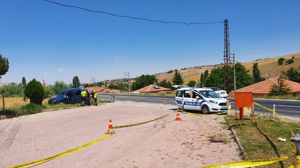 Aksaray'da Hafif Ticari Araç Şarampole Devrildi: 1 Ölü
