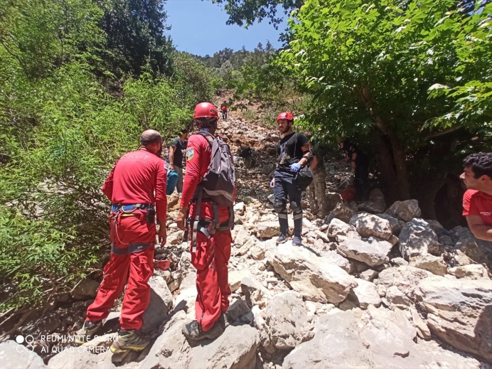 Antalya'da Dağda Ayağı Kırılan Vatandaşı AFAD Kurtardı