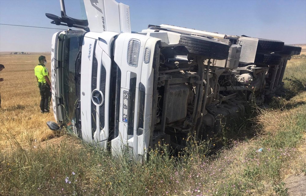 Konya'da Kontrolden Çıkan Tır Devrildi