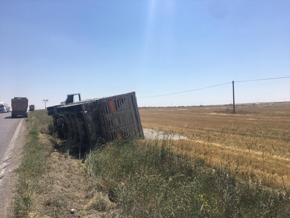 Konya'da Kontrolden Çıkan Tır Devrildi