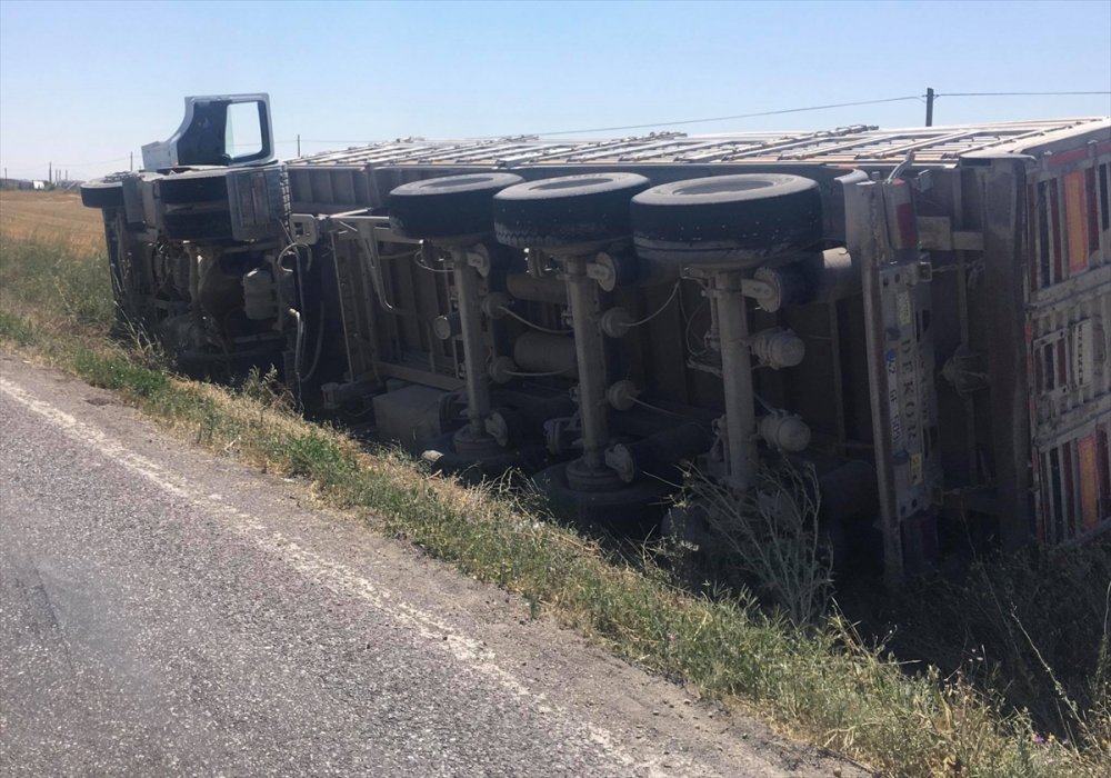 Konya'da Kontrolden Çıkan Tır Devrildi