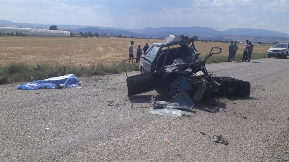 Antalya'da Otomobil İle Kamyon Çarpıştı: 1 Ölü, 1 Yaralı