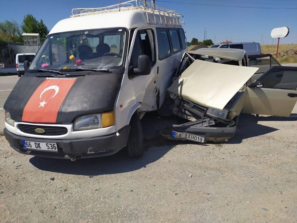 Aksaray'da Otomobil İle Minibüs Çarpıştı: 7 Yaralı