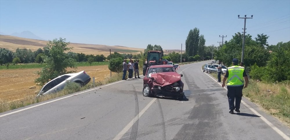 Aksaray'da İki Otomobil Çarpıştı: 3 Yaralı