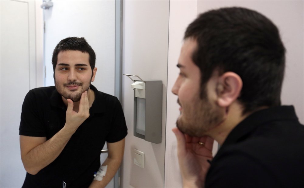 Yüzünün yarısı alınan hastaya bacağından yeni yüz yapıldı