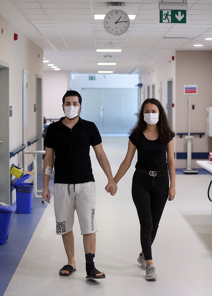 Yüzünün yarısı alınan hastaya bacağından yeni yüz yapıldı