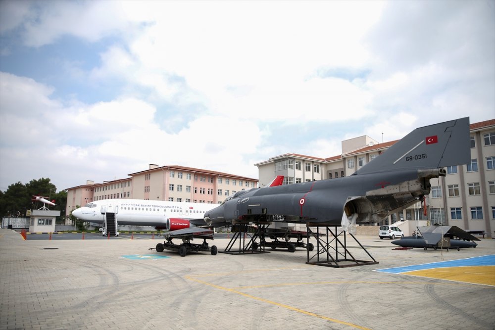 Antalya'da Savaş Uçağı Okul Bahçesinde Sergileniyor