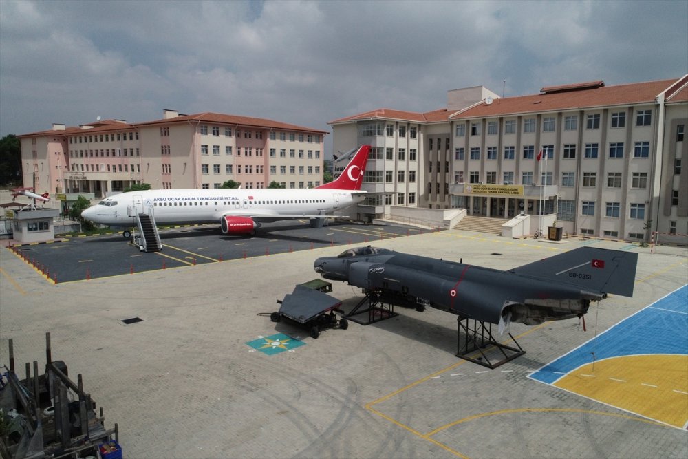 Antalya'da Savaş Uçağı Okul Bahçesinde Sergileniyor