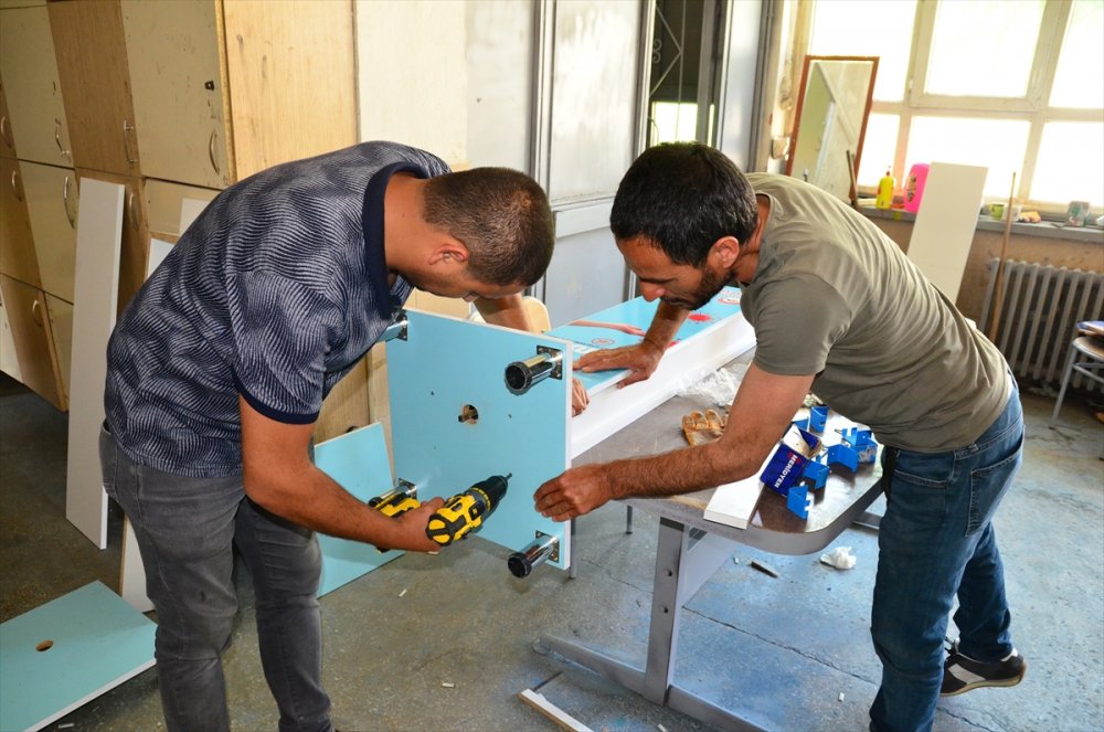 Okulda Pedallı Antiseptik Standı Üretiyorlar