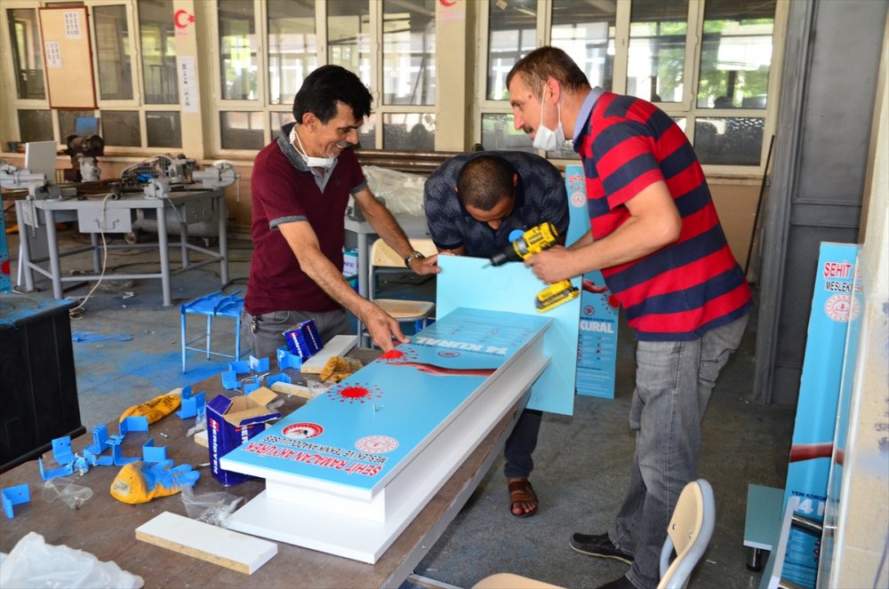 Okulda Pedallı Antiseptik Standı Üretiyorlar