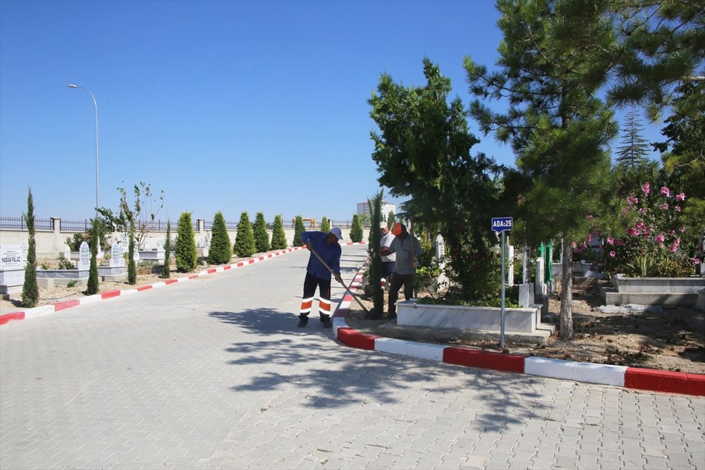 Karaman Şehir Mezarlığında Ağaçlandırma Çalışmaları