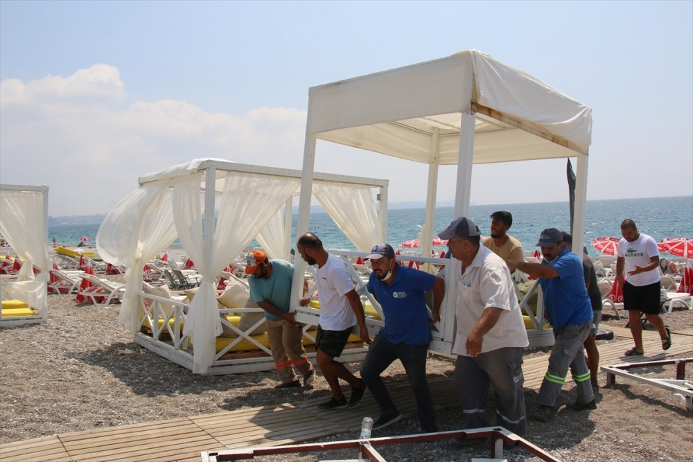 Antalya'da Konyaaltı Sahili'ndeki Localar Kaldırıldı