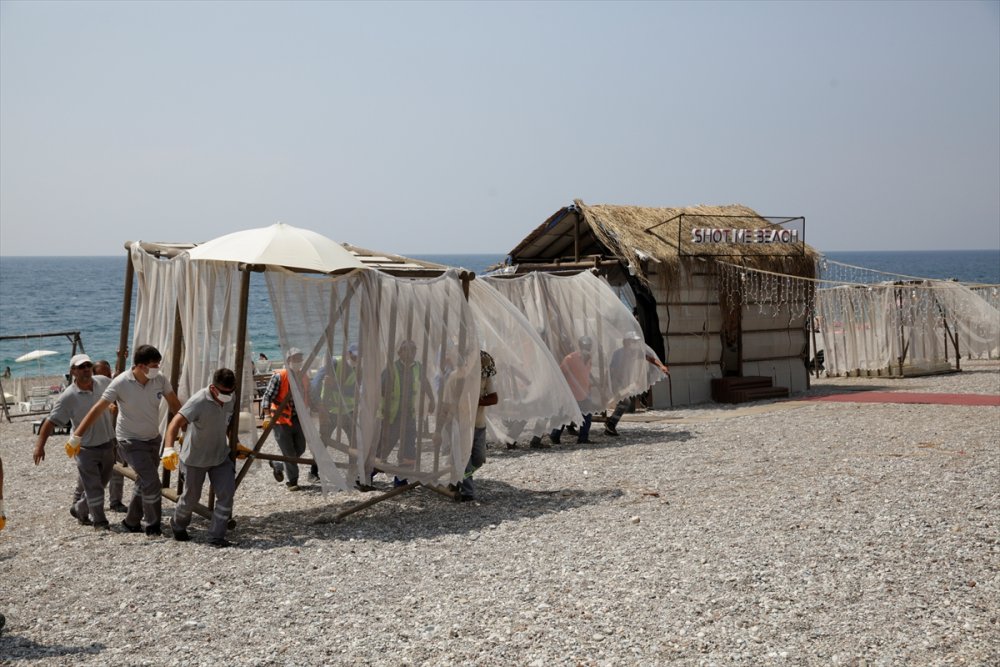 Antalya'da Konyaaltı Sahili'ndeki Localar Kaldırıldı