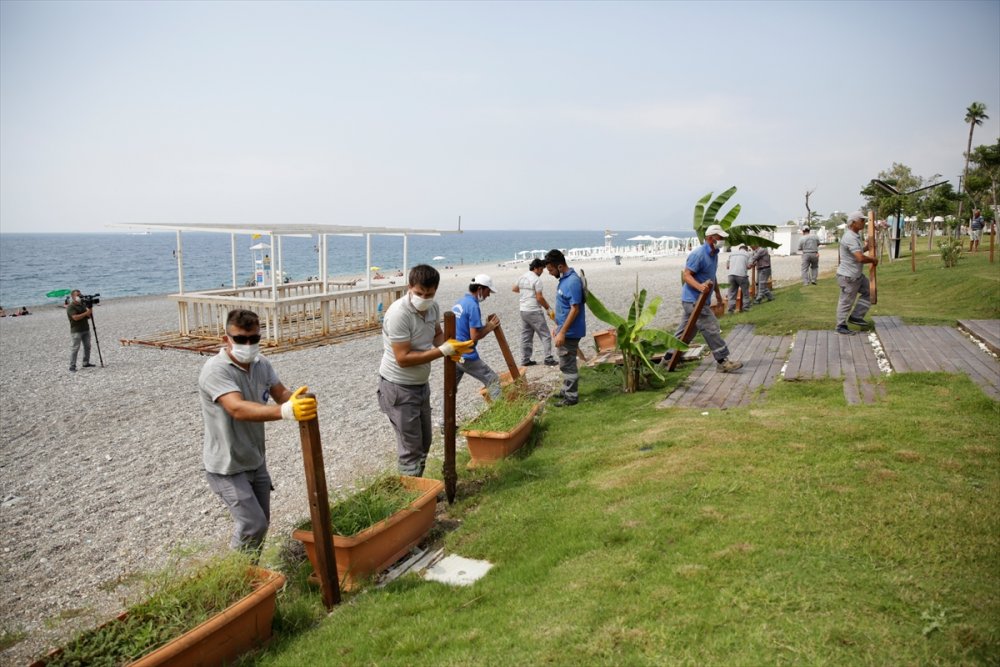 Antalya'da Konyaaltı Sahili'ndeki Localar Kaldırıldı