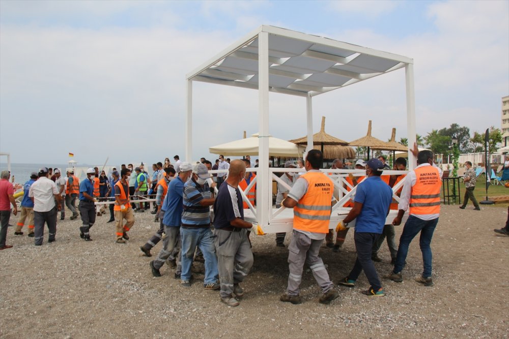 Antalya'da Konyaaltı Sahili'ndeki Localar Kaldırıldı