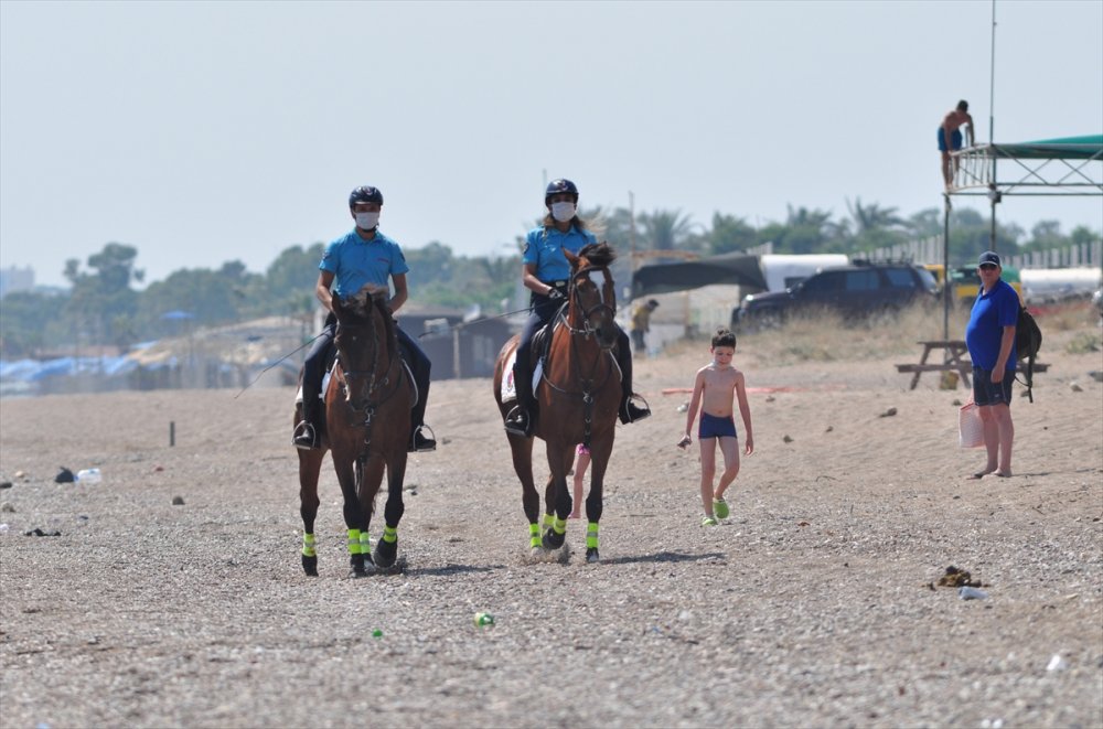 Antalya'da Atlı Jandarma Timi Görenlerin İlgisini Çekiyor