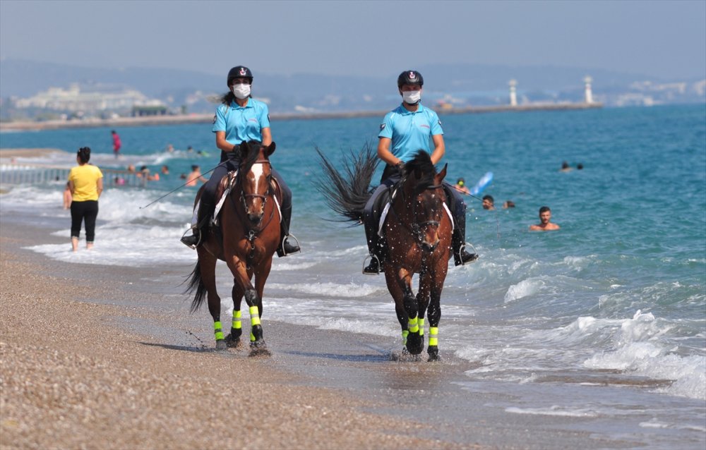 Antalya'da Atlı Jandarma Timi Görenlerin İlgisini Çekiyor