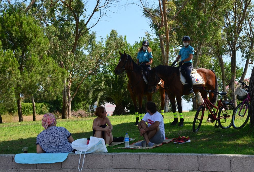 Antalya'da Atlı Jandarma Timi Görenlerin İlgisini Çekiyor