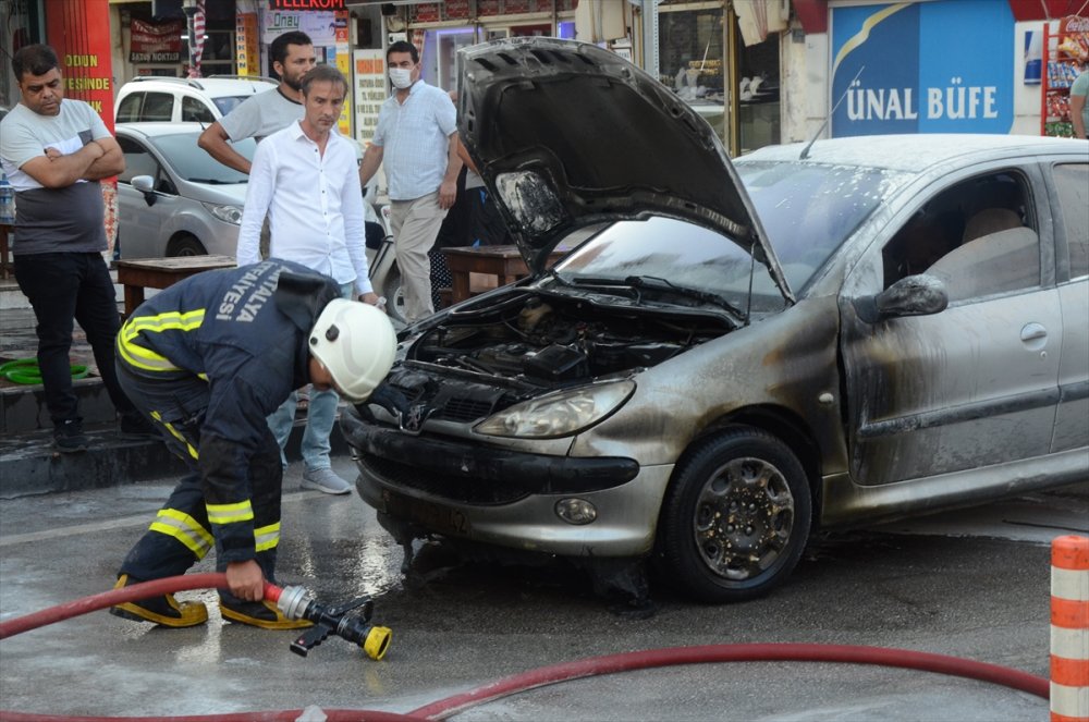 Antalya'da Araç Yangını Ucuz Atlatıldı
