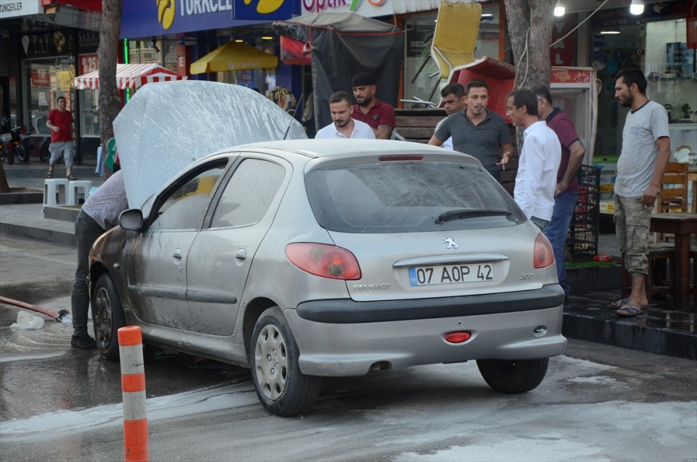 Antalya'da Araç Yangını Ucuz Atlatıldı
