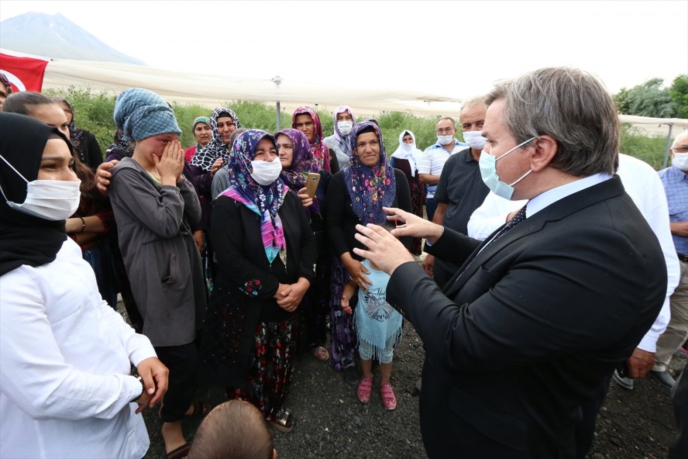 Aksaray Valisi Aydoğdu, Okulunu Bırakan Genç Kızı Duygulandırdı