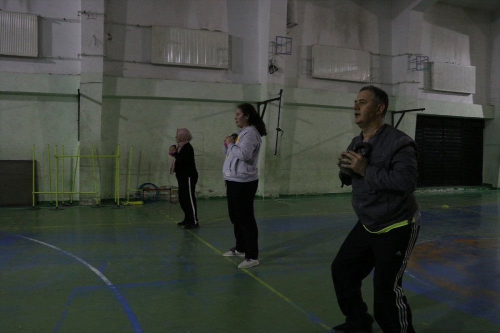 Niğde'de Yaşlı Kadının Spor Yapmayı Sevdi