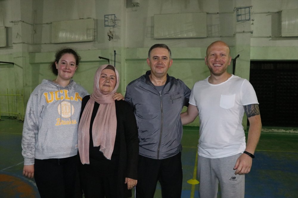 Niğde'de Yaşlı Kadının Spor Yapmayı Sevdi