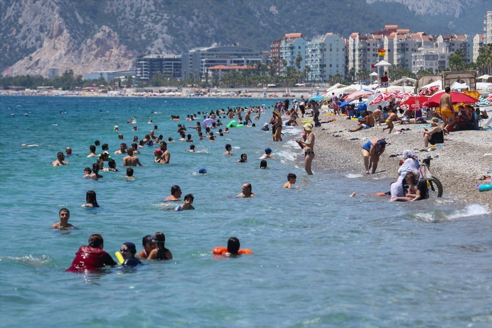 Antalya'da Sıcak Havada Bunalanlar Sahillerde Serinlemeye Çalıştı
