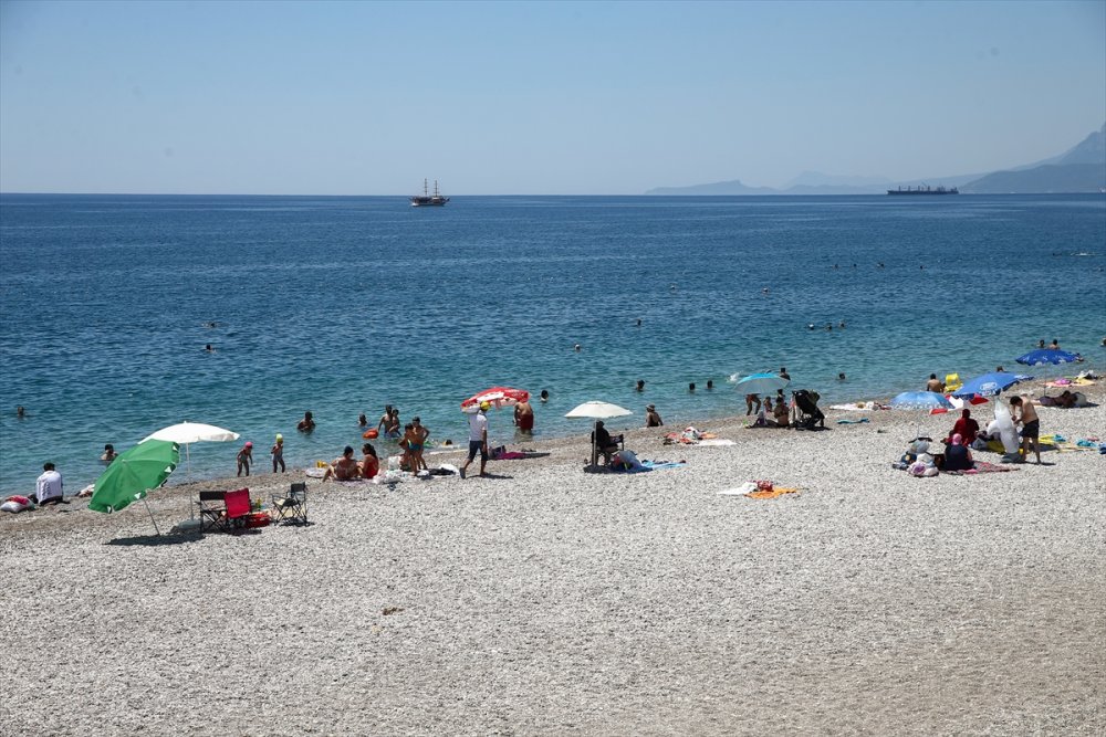 Antalya'da Sıcak Havada Bunalanlar Sahillerde Serinlemeye Çalıştı