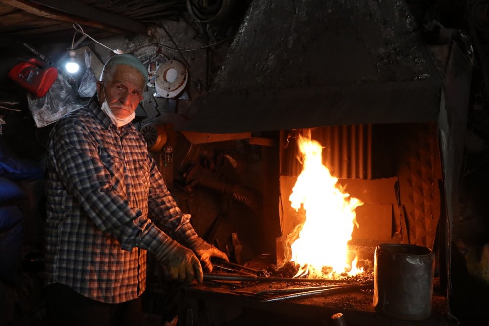 Ekmeğinin Peşinde Ateş Başında Geçen 61 Yıl