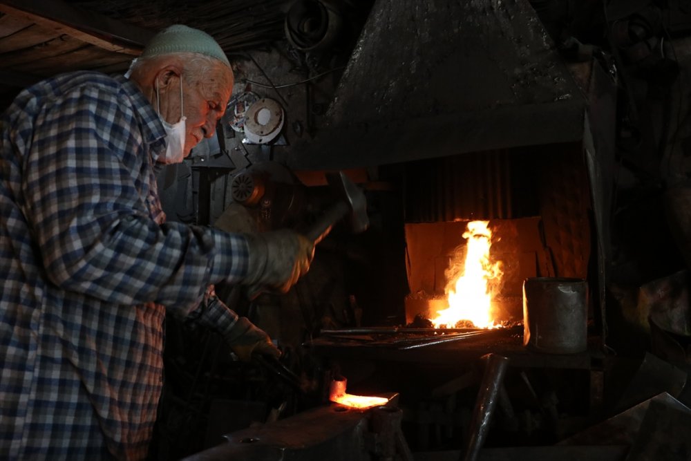 Ekmeğinin Peşinde Ateş Başında Geçen 61 Yıl