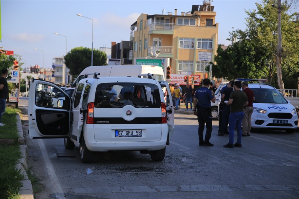 Antalya'da Trafikte Karşılaşan Hasımlar Terör Estirdi