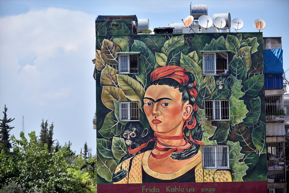 Mersin'de Resimli Bina Dikkat Çekiyor