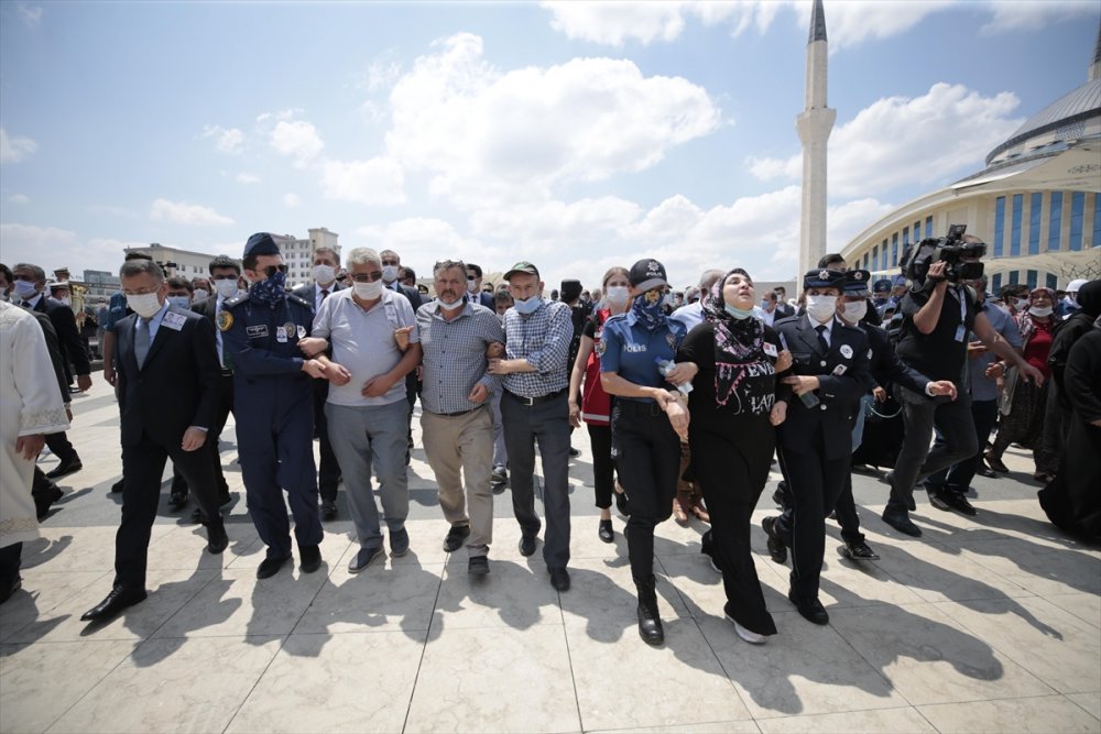 Van'da Şehit Olan Polisin Babasından Evladına Son Dokunuş