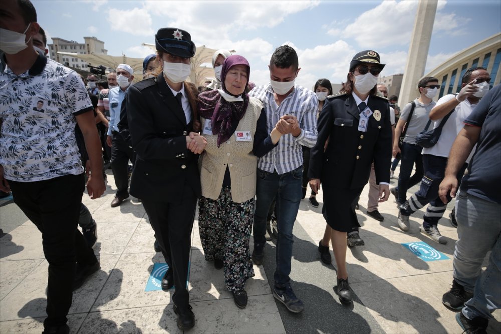 Van'da Şehit Olan Polisin Babasından Evladına Son Dokunuş