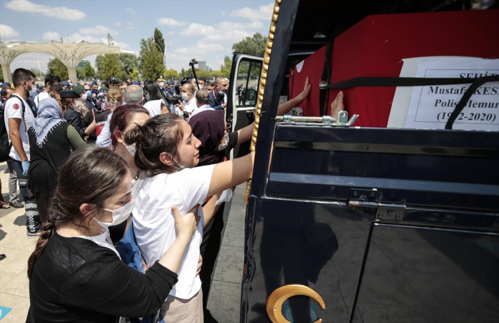 Van'da Şehit Olan Polisin Babasından Evladına Son Dokunuş