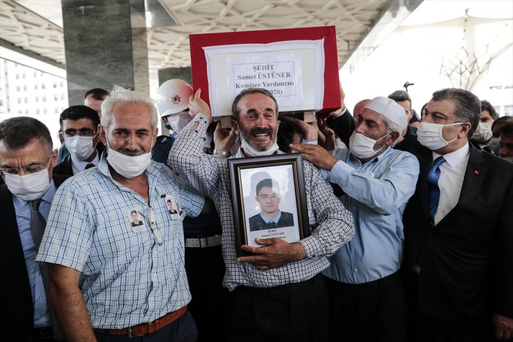Van'da Şehit Olan Polisin Babasından Evladına Son Dokunuş