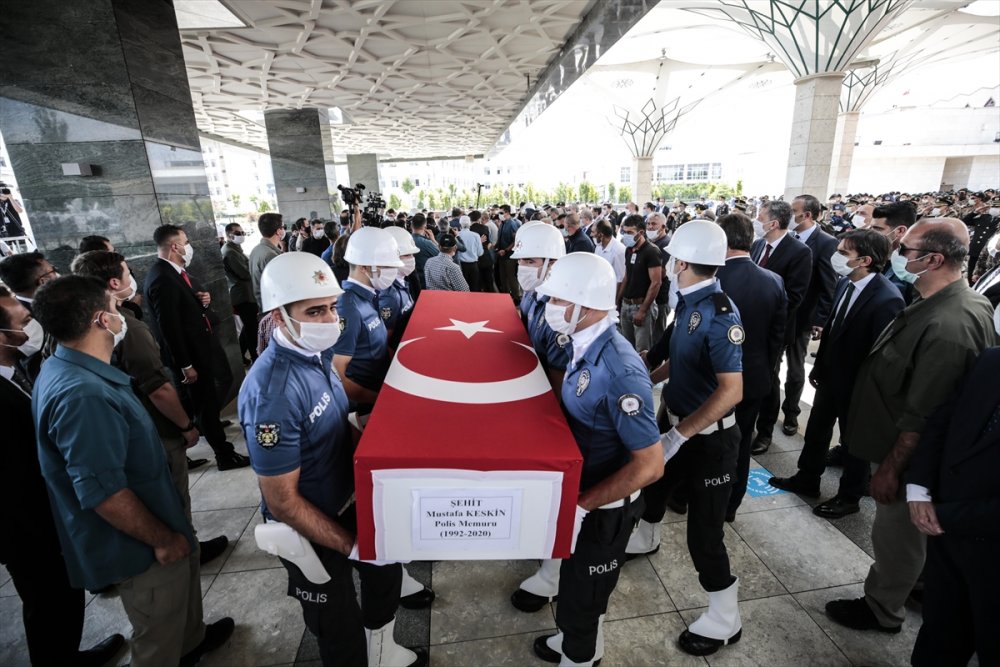 Van'da Şehit Olan Polisin Babasından Evladına Son Dokunuş
