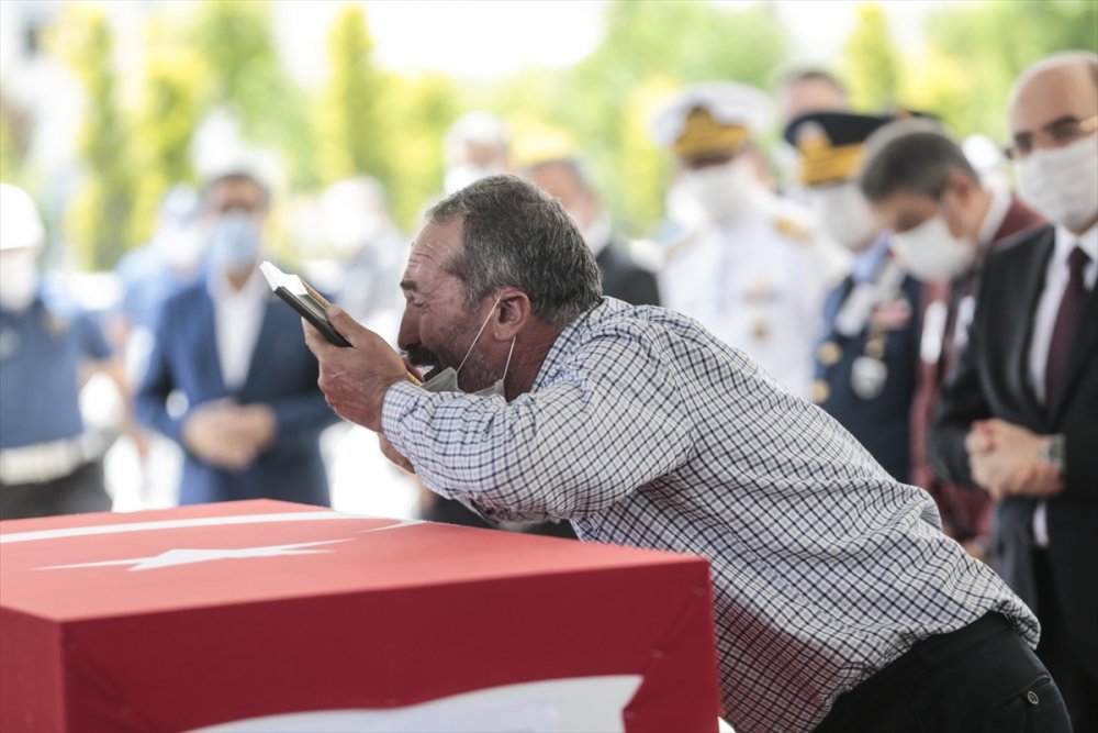 Van'da Şehit Olan Polisin Babasından Evladına Son Dokunuş