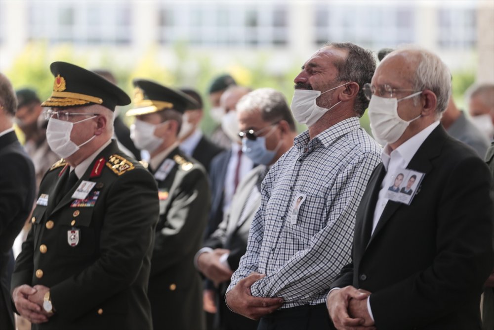 Van'da Şehit Olan Polisin Babasından Evladına Son Dokunuş