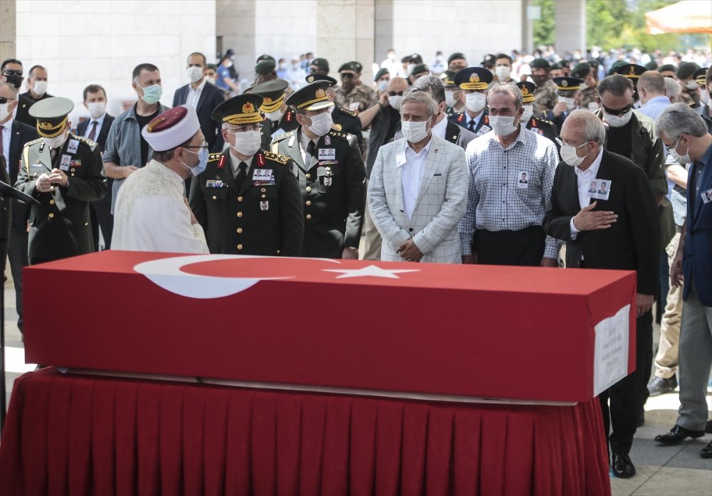 Van'da Şehit Olan Polisin Babasından Evladına Son Dokunuş