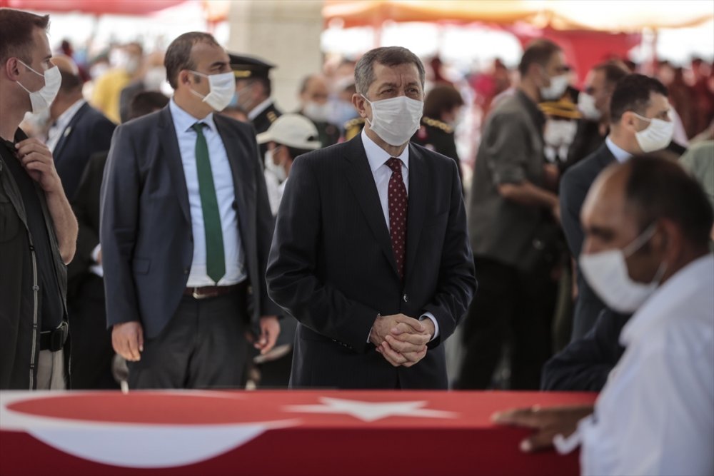 Van'da Şehit Olan Polisin Babasından Evladına Son Dokunuş