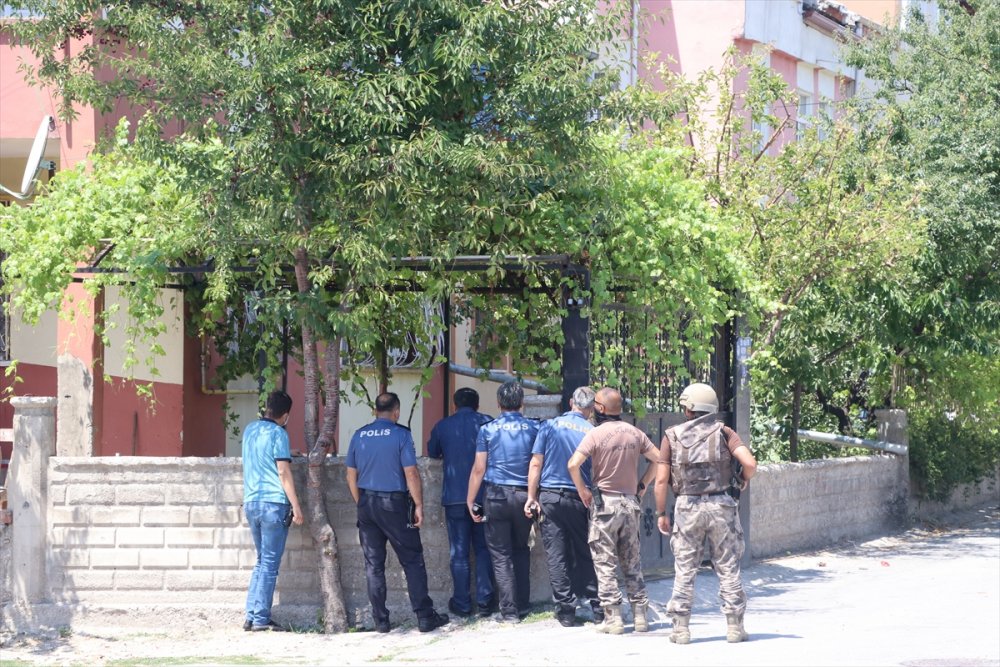 Eşi Terk Edince Kendini Eve Kilitleyip Silahla Polise Direndi