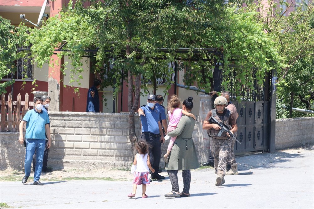 Eşi Terk Edince Kendini Eve Kilitleyip Silahla Polise Direndi
