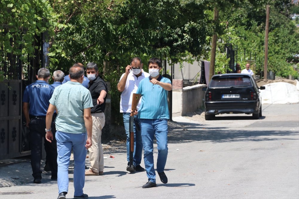 Eşi Terk Edince Kendini Eve Kilitleyip Silahla Polise Direndi