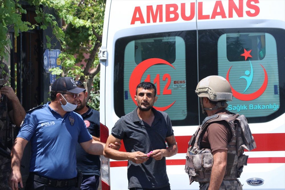 Eşi Terk Edince Kendini Eve Kilitleyip Silahla Polise Direndi
