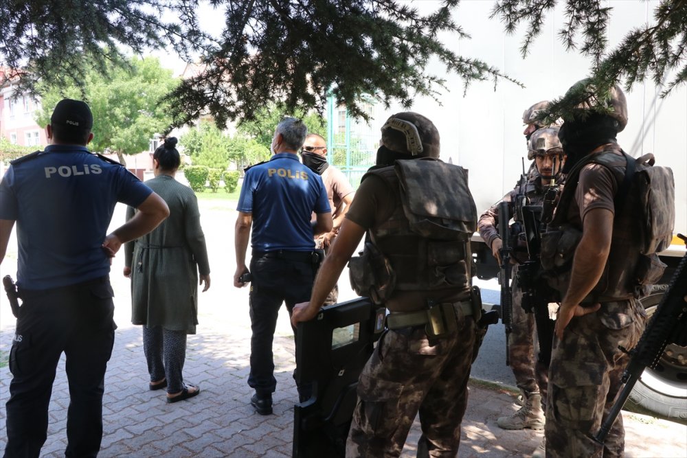 Eşi Terk Edince Kendini Eve Kilitleyip Silahla Polise Direndi