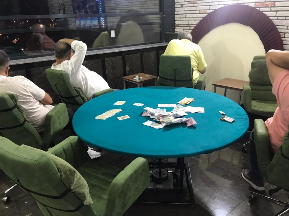 Eskişehir'de Dernek Binasında Kumar Oynayan 4 Kişiye 4 Bin 900 Lira Ceza