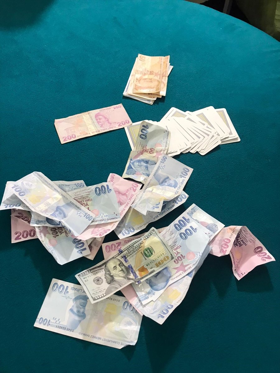Eskişehir'de Dernek Binasında Kumar Oynayan 4 Kişiye 4 Bin 900 Lira Ceza